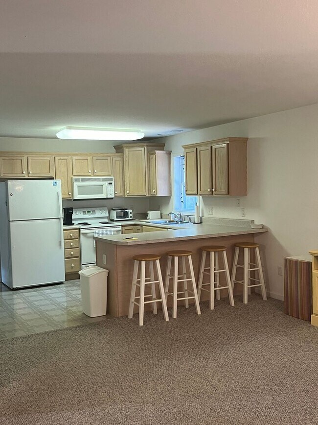 Building Photo - 3 Bedroom/2 Bathroom Furnished Rental Available from June 15, 2026 through March 31, 2027