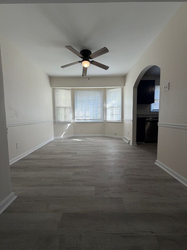 Building Photo - Large Home suitable for Residence or Business