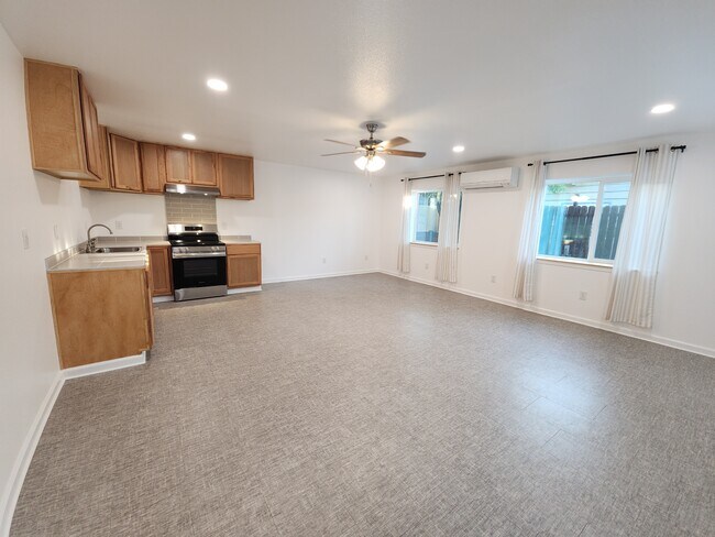 Building Photo - 1530 Aloha St