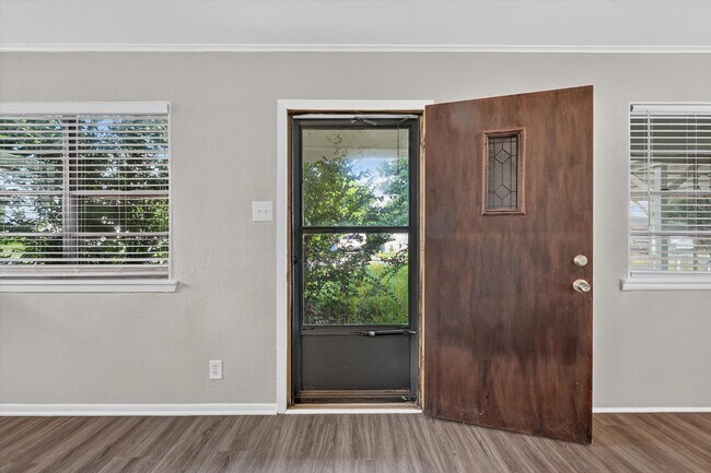 Building Photo - 208 D St