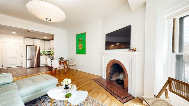 Foto del edificio - 23 Bay State Rd