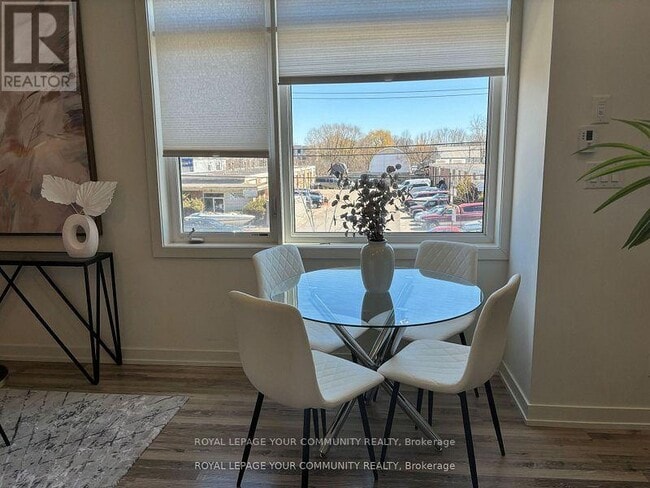 Photo du bâtiment - 370-370 Red Maple Rd