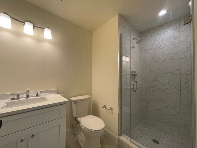 Foto del edificio - New Construction in Brookline. Central Heat/AC, In Unit Washer and Dryer, Parking for Rent