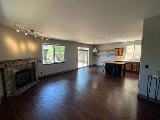 Foto del edificio - Spacious and Updated 3 Bed/2.5 Bath with F...