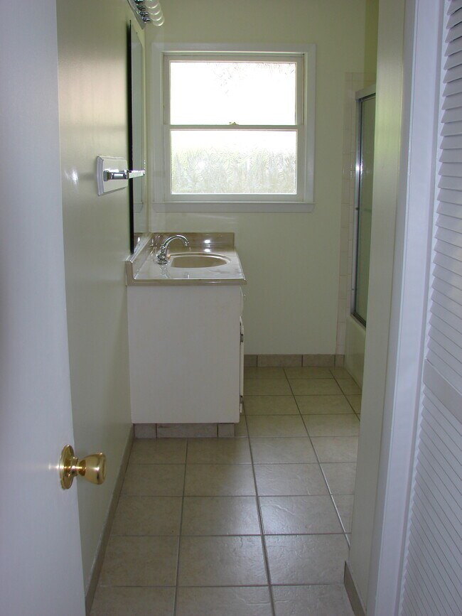 Baño del pasillo - 1847 Gibson Ave