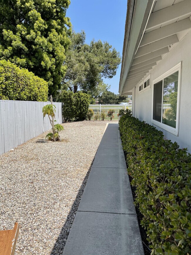 Building Photo - 5722 Club View Dr