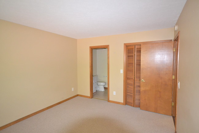 Building Photo - Willow Bend-Ground floor Condo.