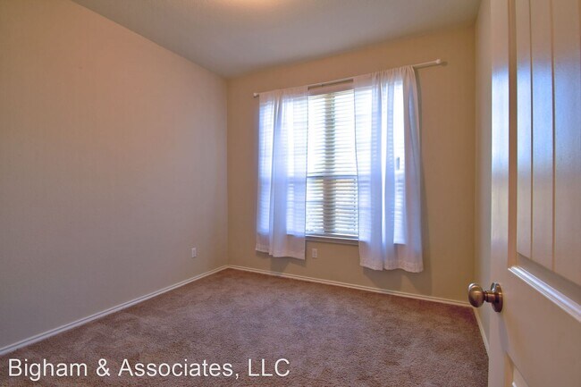 Foto del edificio - 3 br, 2 bath House - 320 Cyril Dr