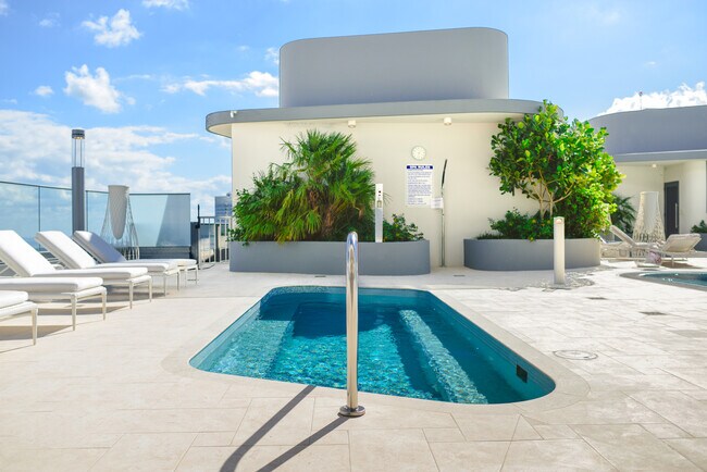 Building Photo - 1000 Brickell Plz