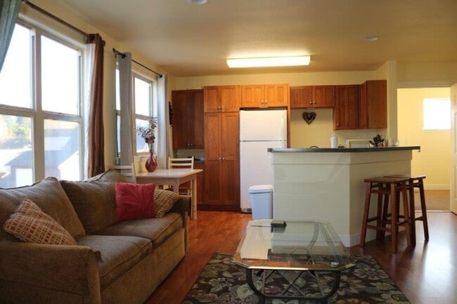 Building Photo - 3943 Walnut Dr