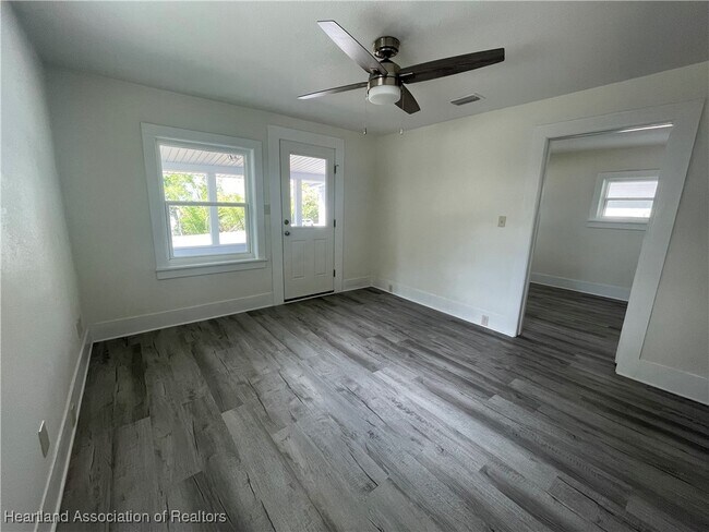 Foto del edificio - 405 W Lake Isis Ave