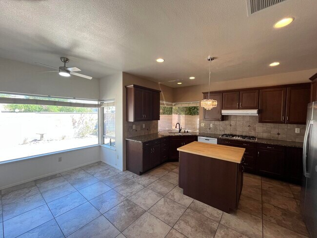 Foto del edificio - 40180 Eastwood Ln