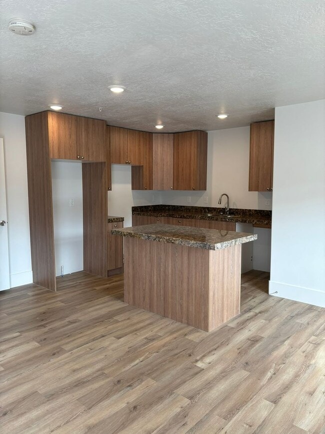 Building Photo - 2 bedroom 2.5 bath townhome
