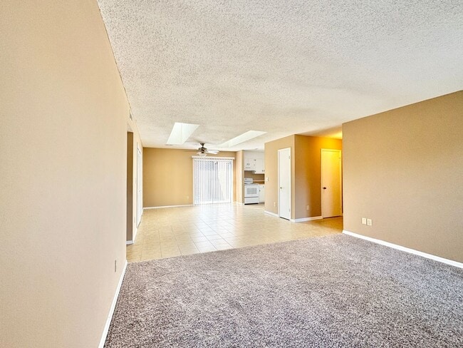 Foto del edificio - Holden Village Townhome Available - Newly Renovated