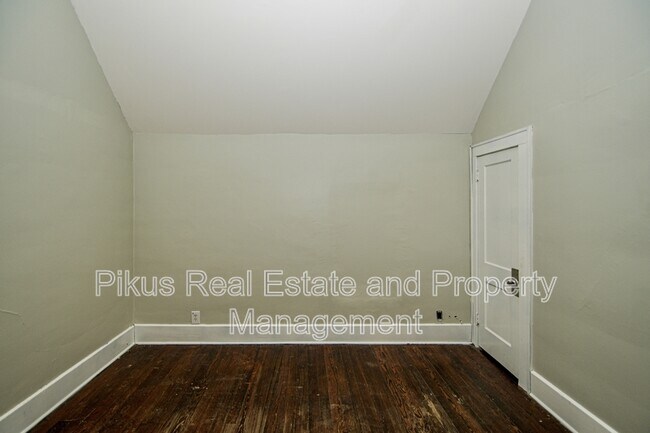 Foto del edificio - 487 Crouse St