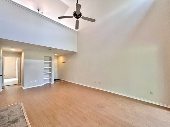 Foto del edificio - Stylish 2/BR 2/BA Home with Covered Balcon...