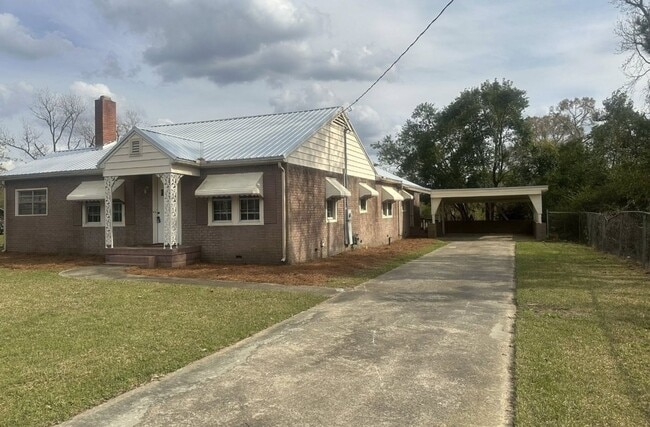 Foto del edificio - 3 Bed/2 Bath Brick Home- Newly Renovated