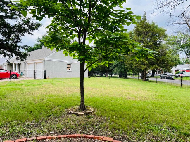 Foto del edificio - 1634 N Bluff St