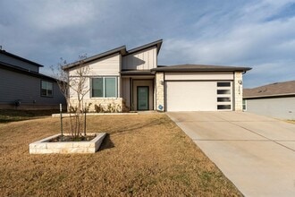 Building Photo - 3204 Egan Dr