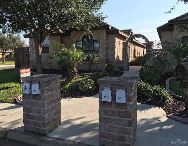 Foto principal - 618 DFW Dr