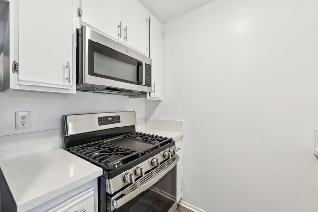 Interior Photo - 845 S. Kingsley