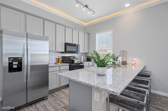 Building Photo - 4 br, 3.5 bath Townhome - 15833 Blair Cast...