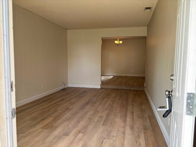 Foto del edificio - 6075 Peoria Dr