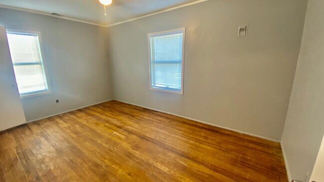 Foto del edificio - Handyman Special $0 First Month's Rent / “...