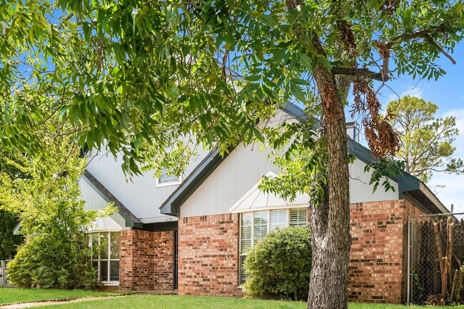 Building Photo - 4 BR/2BA | Updated Single Family Home | Gorgeous hardwoods | Storage attic!