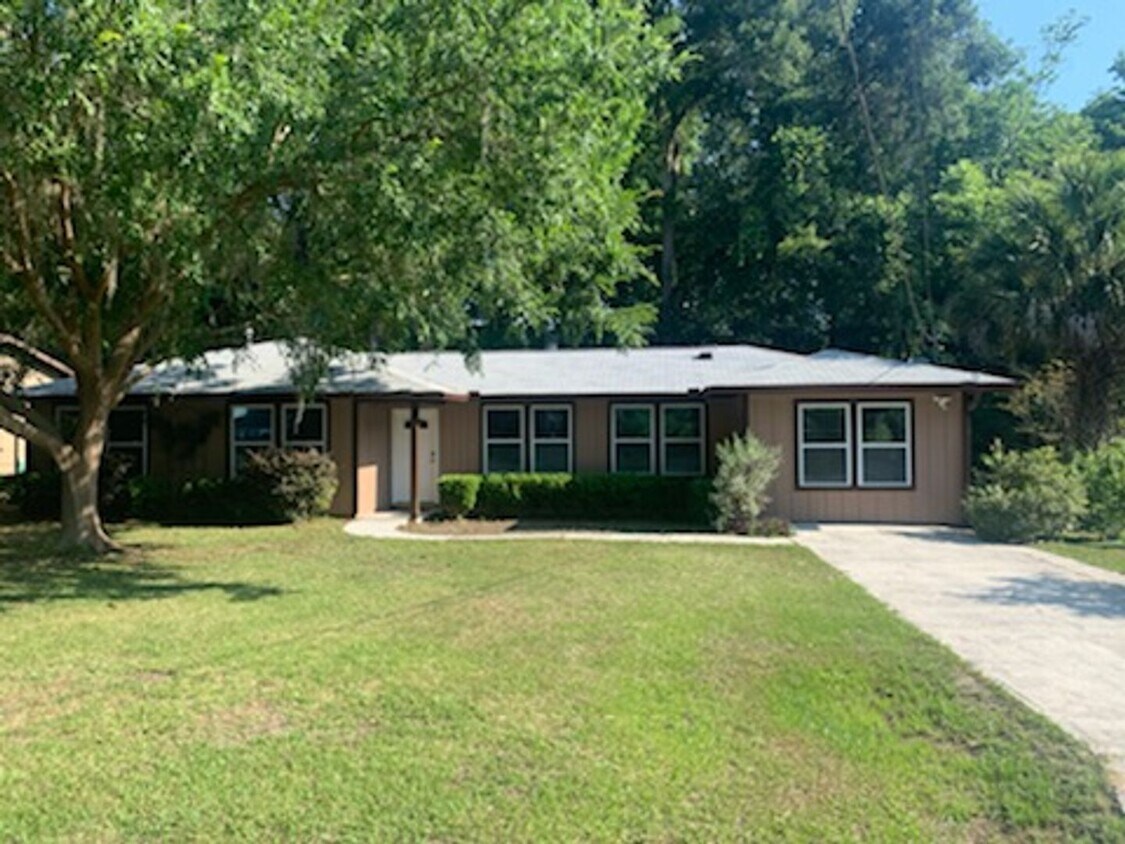 Foto principal - Beautifully Updated Mostly Remodeled 3 bed...