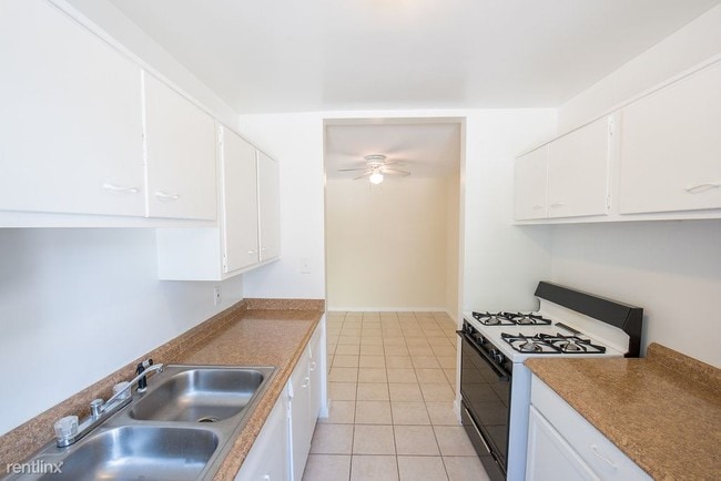 Building Photo - 2 br, 1 bath Apartment - Bellecliff  Suite