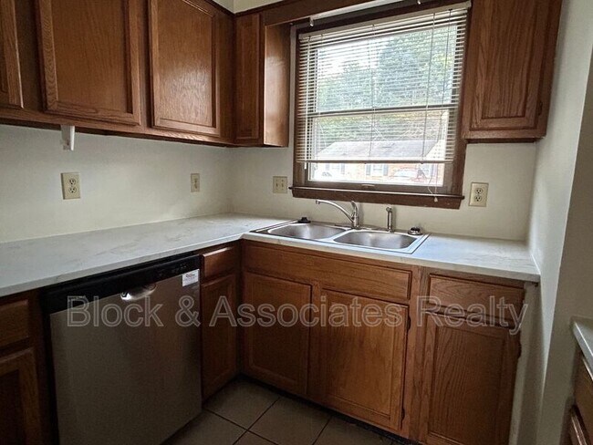 Building Photo - 601 Timberline Dr SE