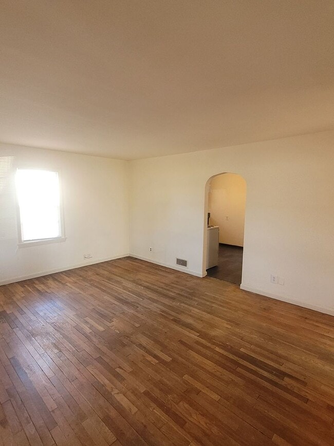 Building Photo - 2 Bedroom Home, Central