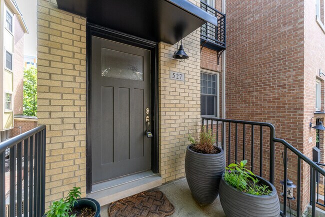 Building Photo - 527 N Park Ave
