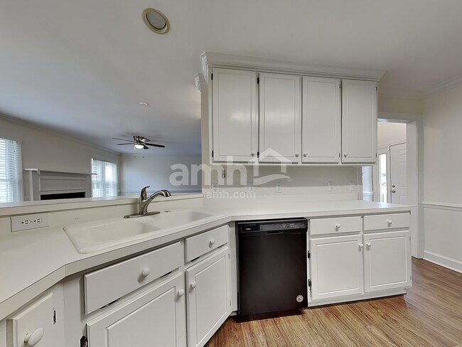 Foto del edificio - 4840 Forest Highland Dr