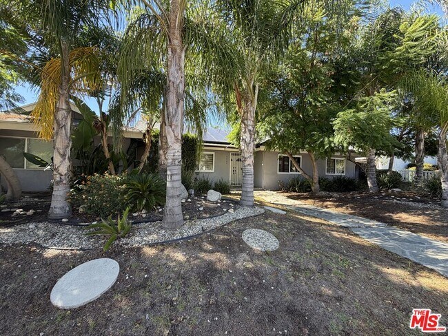 Foto del edificio - 10609 Reseda Blvd