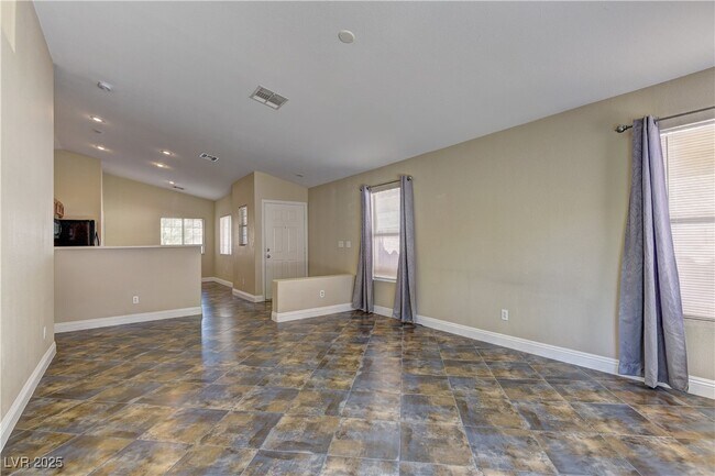 Foto del edificio - 10530 Lilac Tree Ave