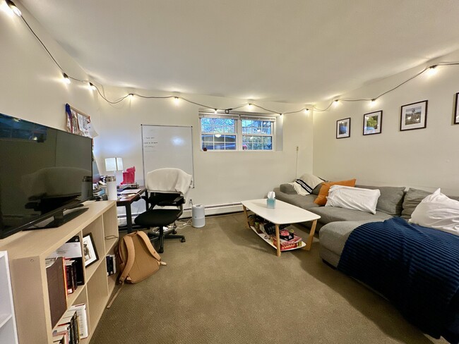 Building Photo - 804 Centre St