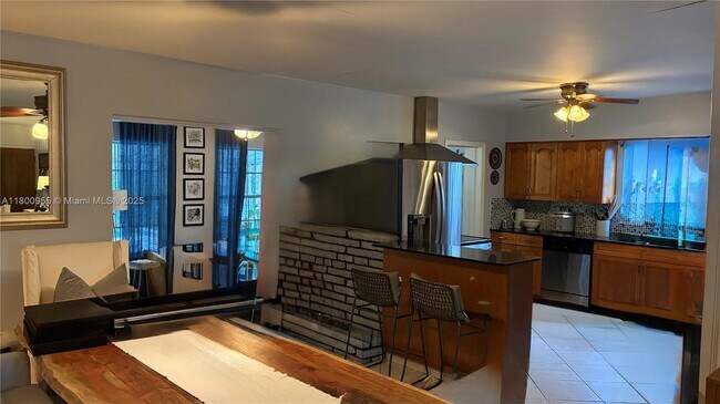 Foto del edificio - 710 NE 77th St
