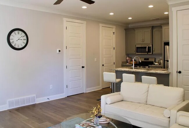 Foto del edificio - 425 Live Oak Dr