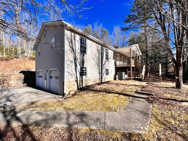 Building Photo - Blacksburg, 4 BR / 3 BA, Available April 1st