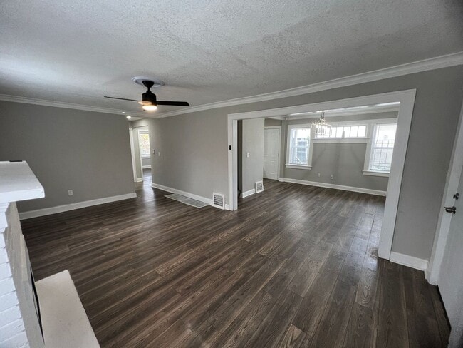 Foto del edificio - Modern Comfort Meets Convenience in This 4-Bed KC Home!