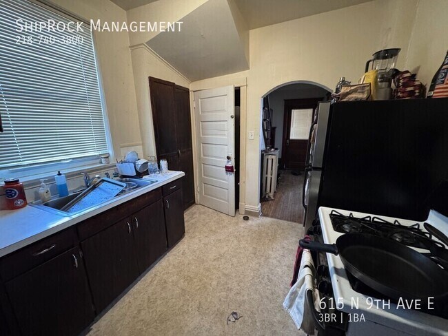 Foto del edificio - 615 N 9th Ave E