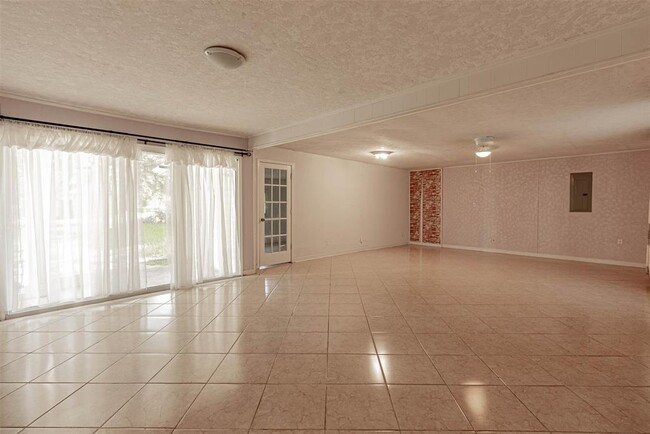 Building Photo - 3818 Almeda Genoa Rd