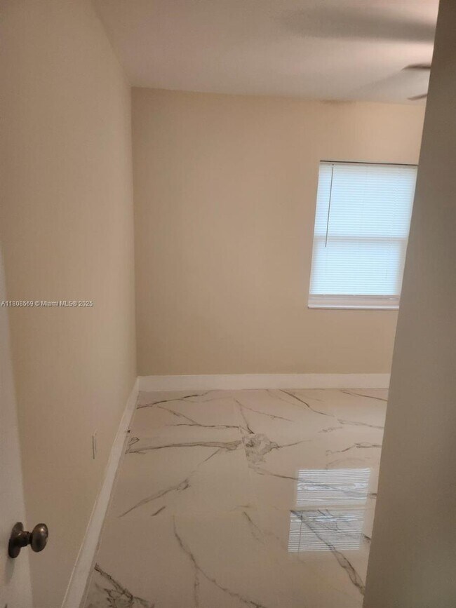 Foto del edificio - 3130 NW 160th St