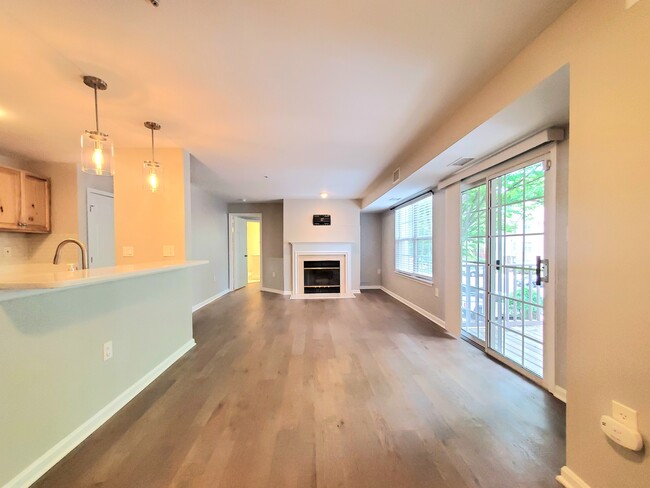 Foto del edificio - 9709 Lake Point Ct