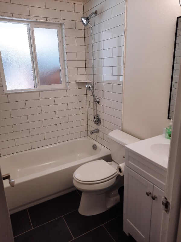 Foto del edificio - 8150-8152 Ames Way