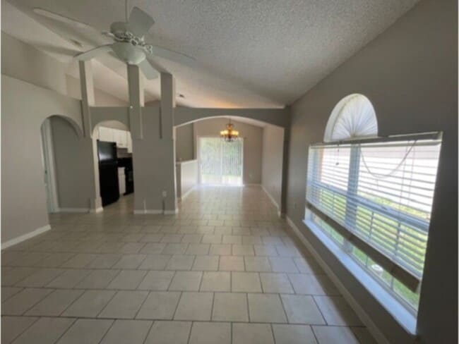 Building Photo - 3 Bed, 2 Bath, ALL Tile Floors, Garage!