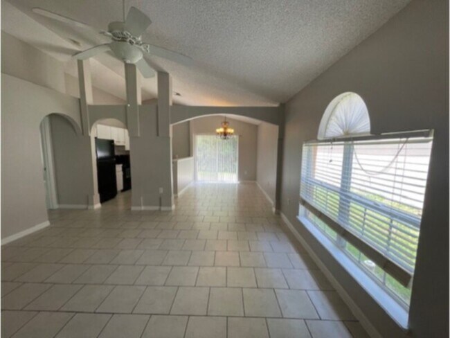 Foto del edificio - 3 Bed, 2 Bath, ALL Tile Floors, Garage!