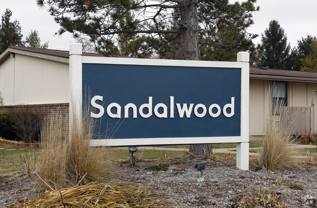 Foto del edificio - Sandalwood Apartments